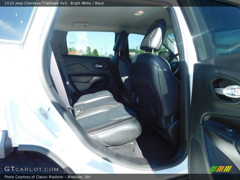 Bright White / Black 2016 Jeep Cherokee Trailhawk 4x4