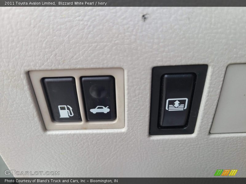 Blizzard White Pearl / Ivory 2011 Toyota Avalon Limited