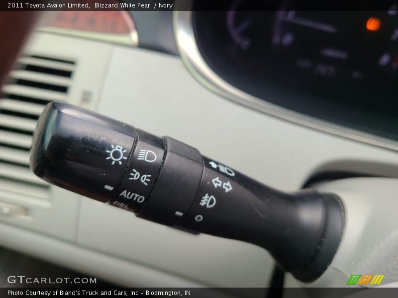 Blizzard White Pearl / Ivory 2011 Toyota Avalon Limited