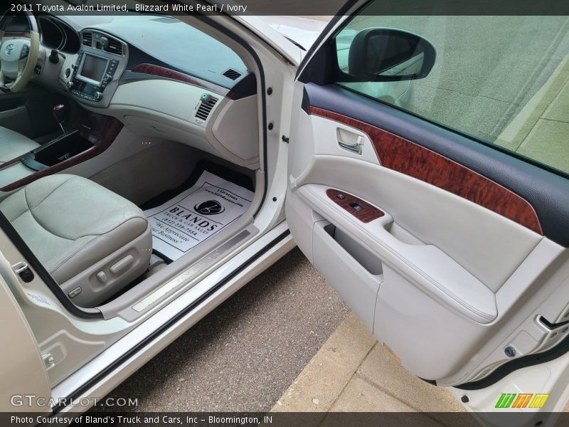 Blizzard White Pearl / Ivory 2011 Toyota Avalon Limited