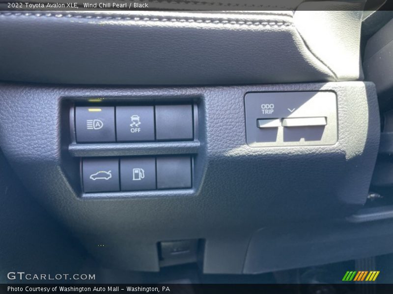 Wind Chill Pearl / Black 2022 Toyota Avalon XLE
