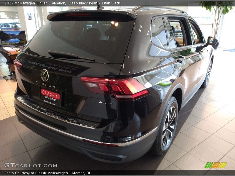 Deep Black Pearl / Titan Black 2022 Volkswagen Tiguan S 4Motion