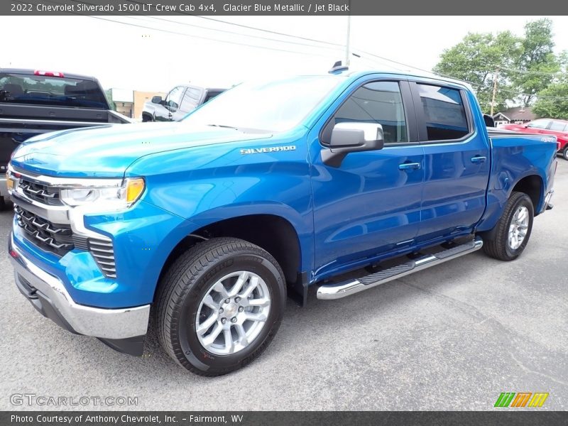 Front 3/4 View of 2022 Silverado 1500 LT Crew Cab 4x4