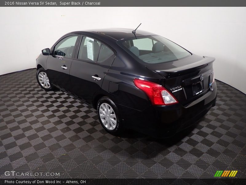 Super Black / Charcoal 2016 Nissan Versa SV Sedan