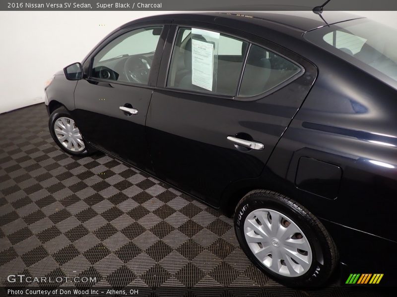 Super Black / Charcoal 2016 Nissan Versa SV Sedan
