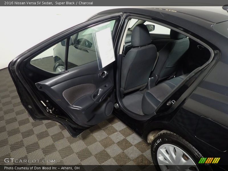 Super Black / Charcoal 2016 Nissan Versa SV Sedan