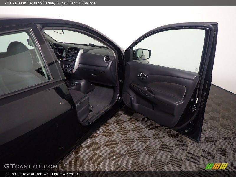 Super Black / Charcoal 2016 Nissan Versa SV Sedan