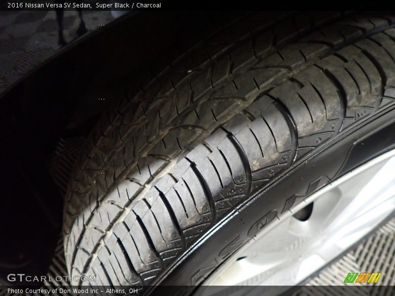 Super Black / Charcoal 2016 Nissan Versa SV Sedan