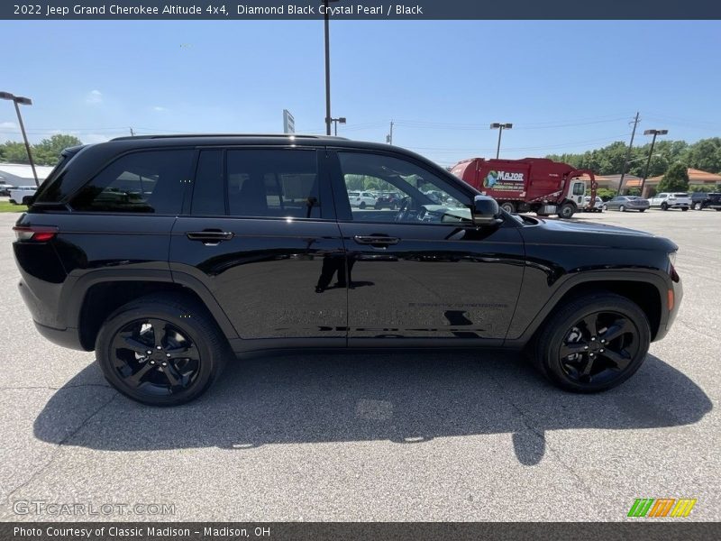 Diamond Black Crystal Pearl / Black 2022 Jeep Grand Cherokee Altitude 4x4