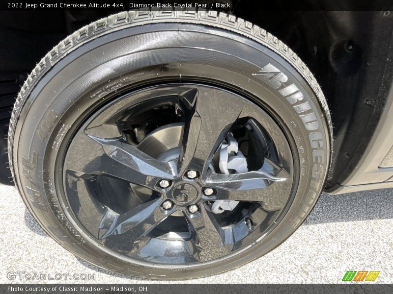 Diamond Black Crystal Pearl / Black 2022 Jeep Grand Cherokee Altitude 4x4