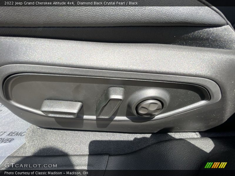 Diamond Black Crystal Pearl / Black 2022 Jeep Grand Cherokee Altitude 4x4