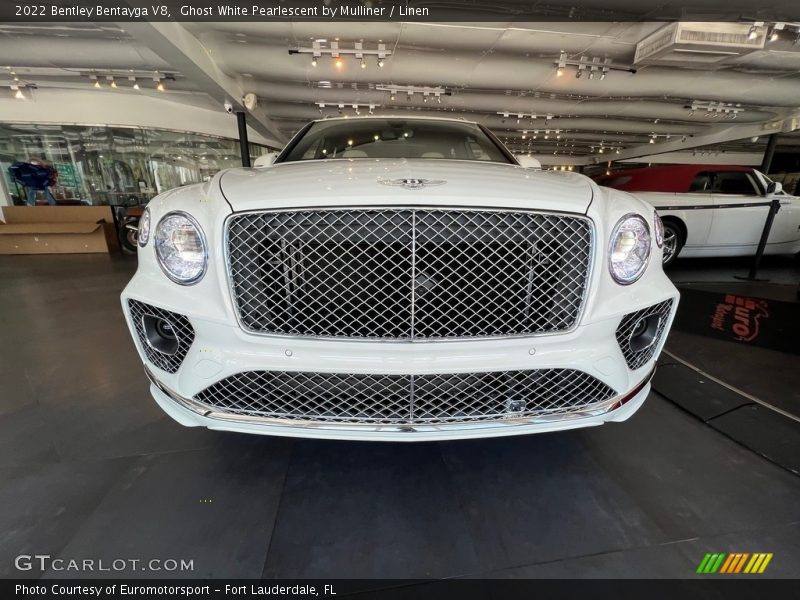 Ghost White Pearlescent by Mulliner / Linen 2022 Bentley Bentayga V8
