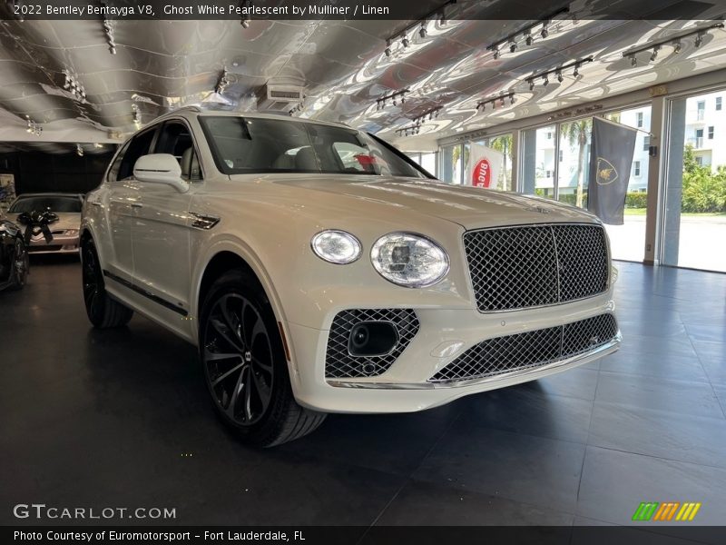 Ghost White Pearlescent by Mulliner / Linen 2022 Bentley Bentayga V8
