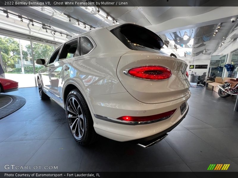 Ghost White Pearlescent by Mulliner / Linen 2022 Bentley Bentayga V8