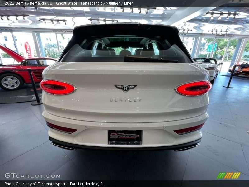 Ghost White Pearlescent by Mulliner / Linen 2022 Bentley Bentayga V8