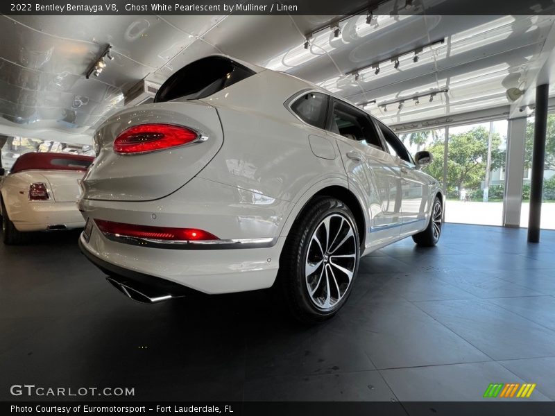 Ghost White Pearlescent by Mulliner / Linen 2022 Bentley Bentayga V8