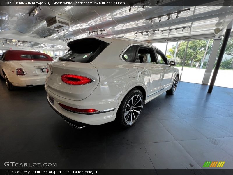 Ghost White Pearlescent by Mulliner / Linen 2022 Bentley Bentayga V8