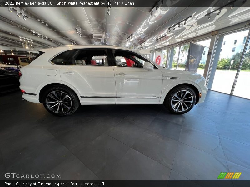 Ghost White Pearlescent by Mulliner / Linen 2022 Bentley Bentayga V8