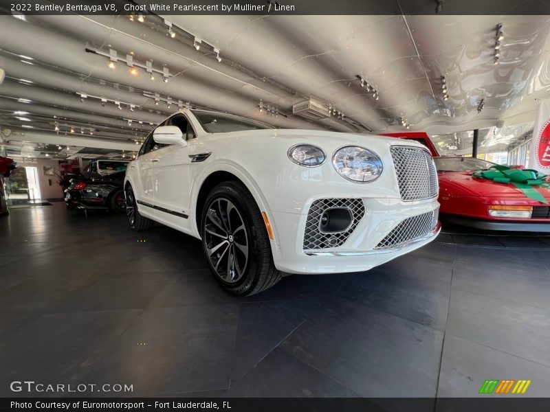 Ghost White Pearlescent by Mulliner / Linen 2022 Bentley Bentayga V8