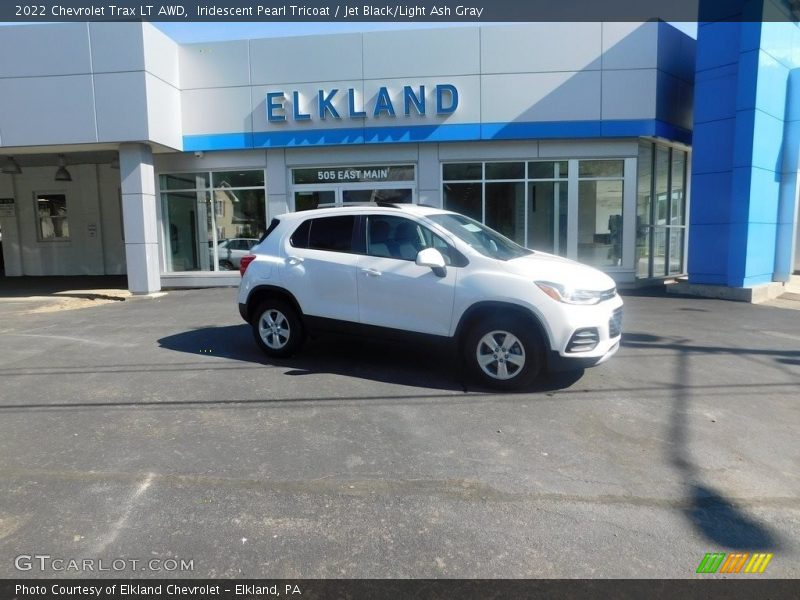 Iridescent Pearl Tricoat / Jet Black/Light Ash Gray 2022 Chevrolet Trax LT AWD