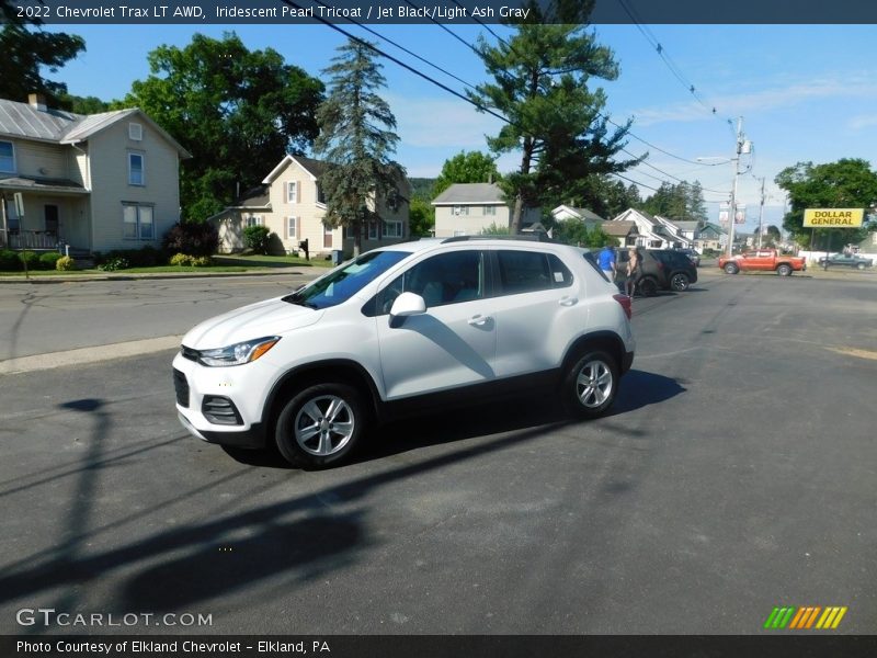 Iridescent Pearl Tricoat / Jet Black/Light Ash Gray 2022 Chevrolet Trax LT AWD