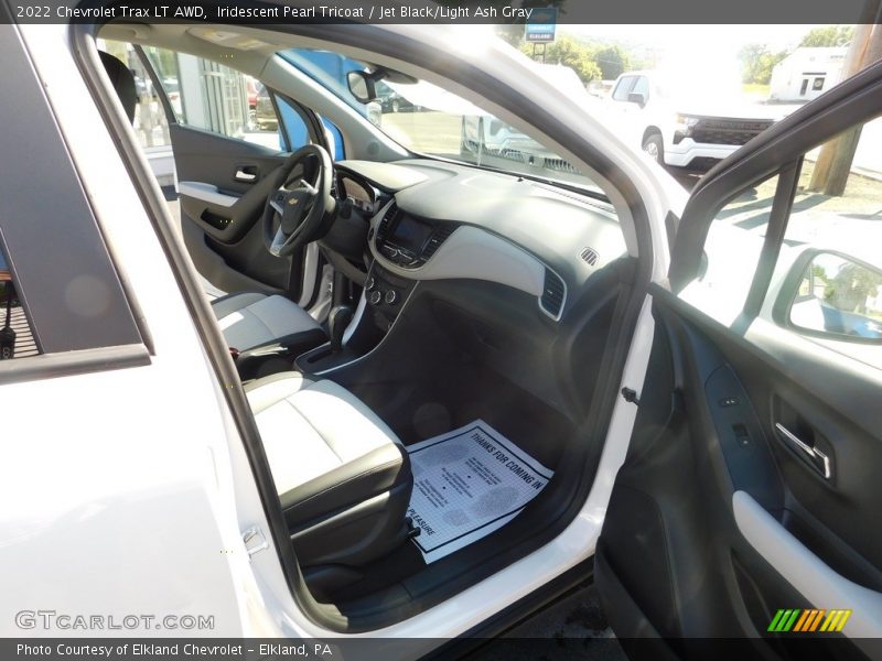 Iridescent Pearl Tricoat / Jet Black/Light Ash Gray 2022 Chevrolet Trax LT AWD