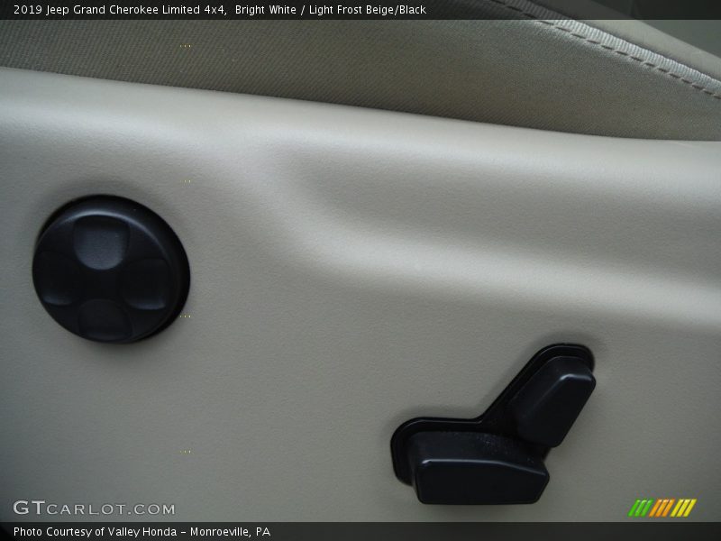 Bright White / Light Frost Beige/Black 2019 Jeep Grand Cherokee Limited 4x4