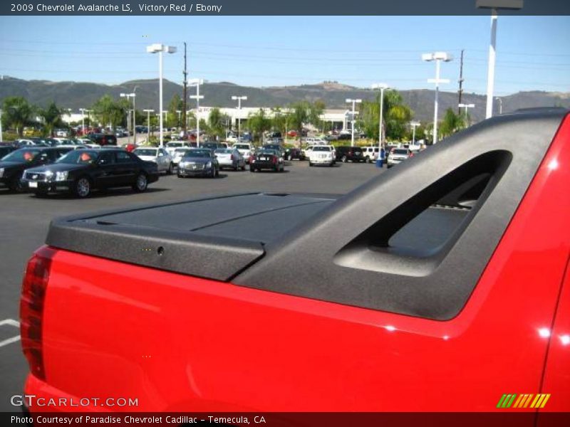 Victory Red / Ebony 2009 Chevrolet Avalanche LS