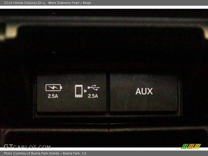 White Diamond Pearl / Beige 2019 Honda Odyssey EX-L