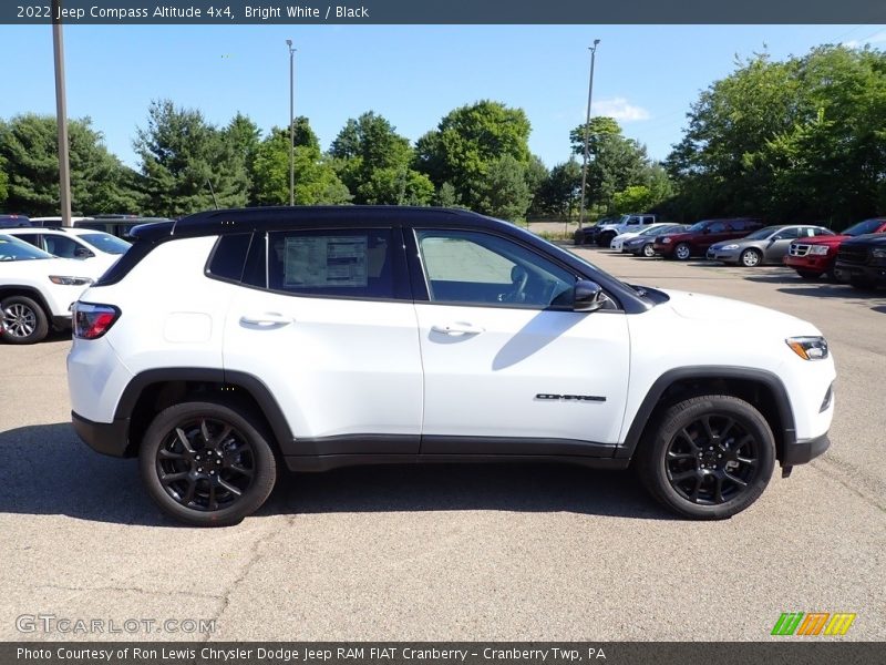Bright White / Black 2022 Jeep Compass Altitude 4x4