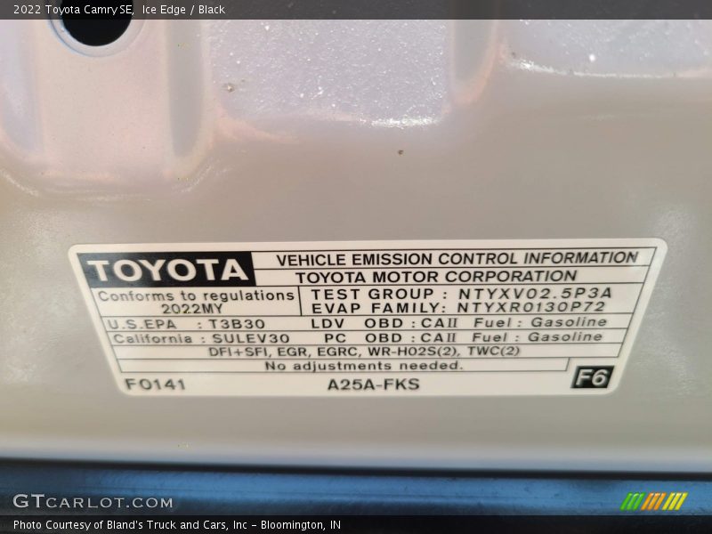 Ice Edge / Black 2022 Toyota Camry SE