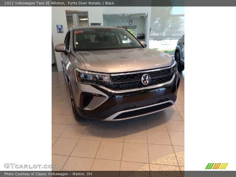 Pyrite Silver Metallic / Black 2022 Volkswagen Taos SE 4Motion