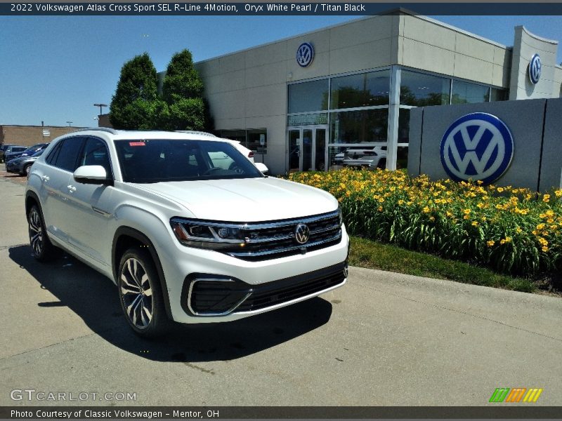 Front 3/4 View of 2022 Atlas Cross Sport SEL R-Line 4Motion