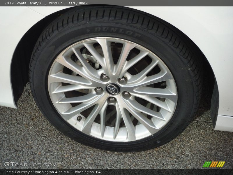 Wind Chill Pearl / Black 2019 Toyota Camry XLE