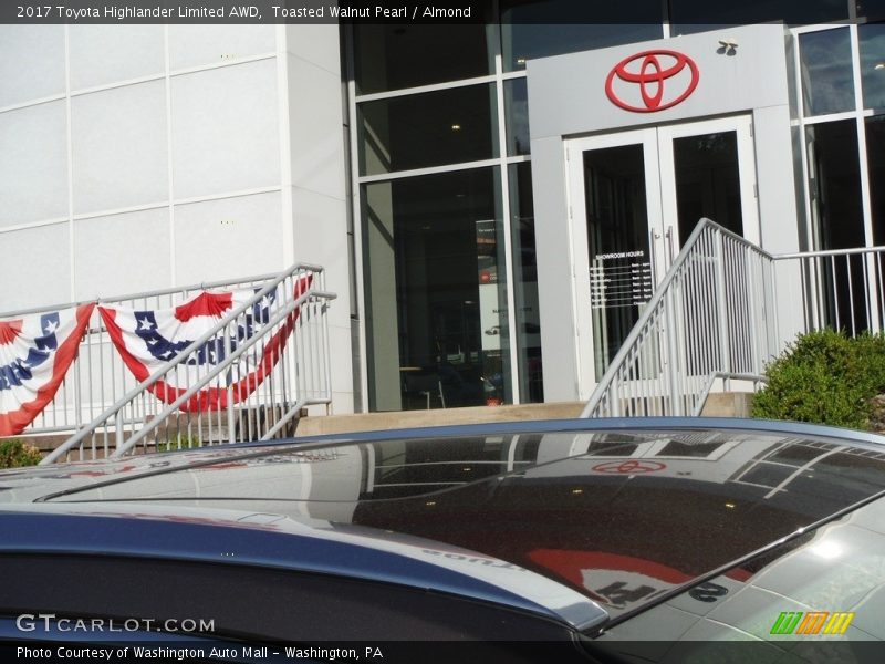 Toasted Walnut Pearl / Almond 2017 Toyota Highlander Limited AWD