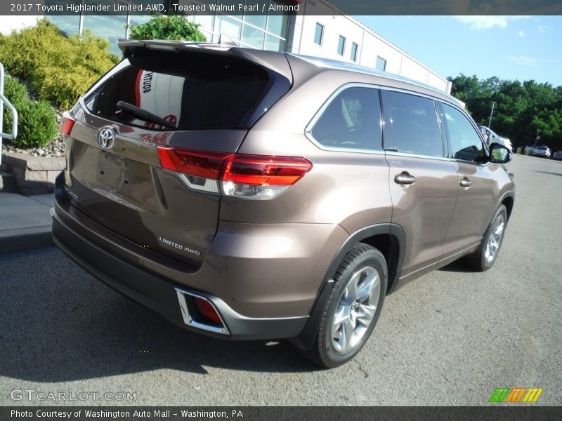 Toasted Walnut Pearl / Almond 2017 Toyota Highlander Limited AWD