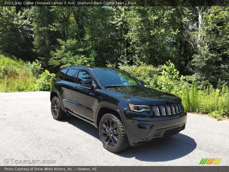 Front 3/4 View of 2022 Grand Cherokee Laredo X 4x4