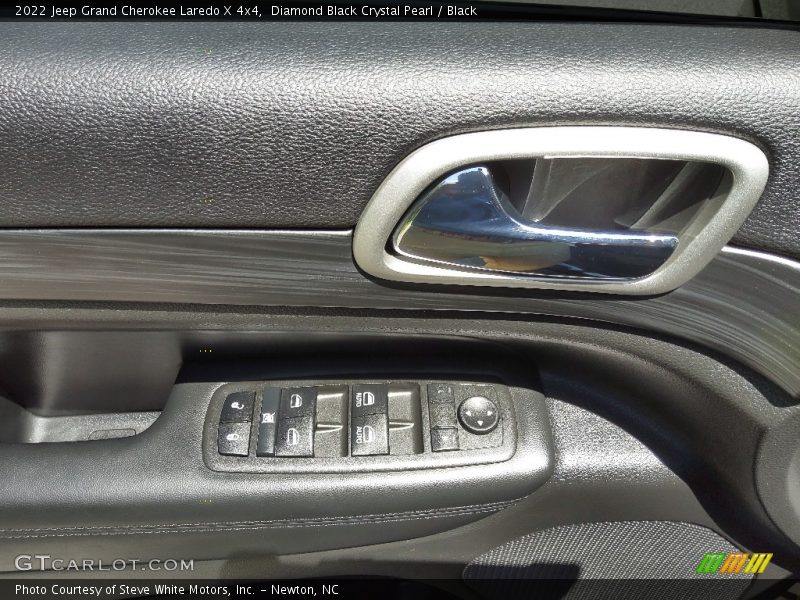 Diamond Black Crystal Pearl / Black 2022 Jeep Grand Cherokee Laredo X 4x4