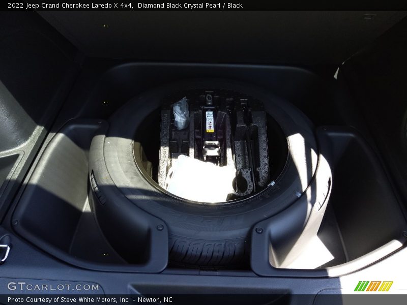 Diamond Black Crystal Pearl / Black 2022 Jeep Grand Cherokee Laredo X 4x4