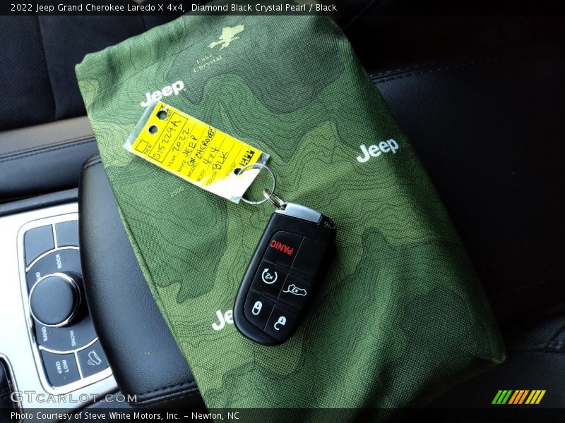 Diamond Black Crystal Pearl / Black 2022 Jeep Grand Cherokee Laredo X 4x4