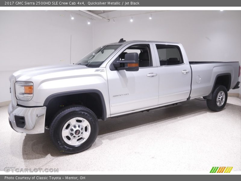 Front 3/4 View of 2017 Sierra 2500HD SLE Crew Cab 4x4