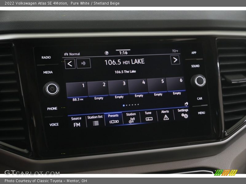 Pure White / Shetland Beige 2022 Volkswagen Atlas SE 4Motion