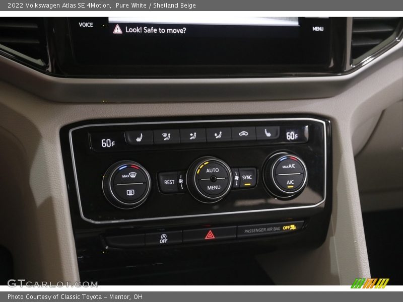 Pure White / Shetland Beige 2022 Volkswagen Atlas SE 4Motion