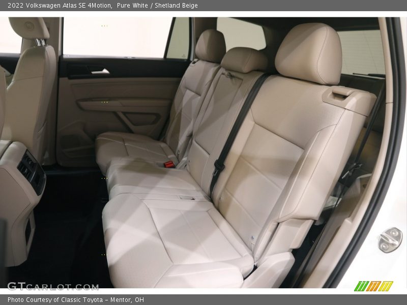 Pure White / Shetland Beige 2022 Volkswagen Atlas SE 4Motion