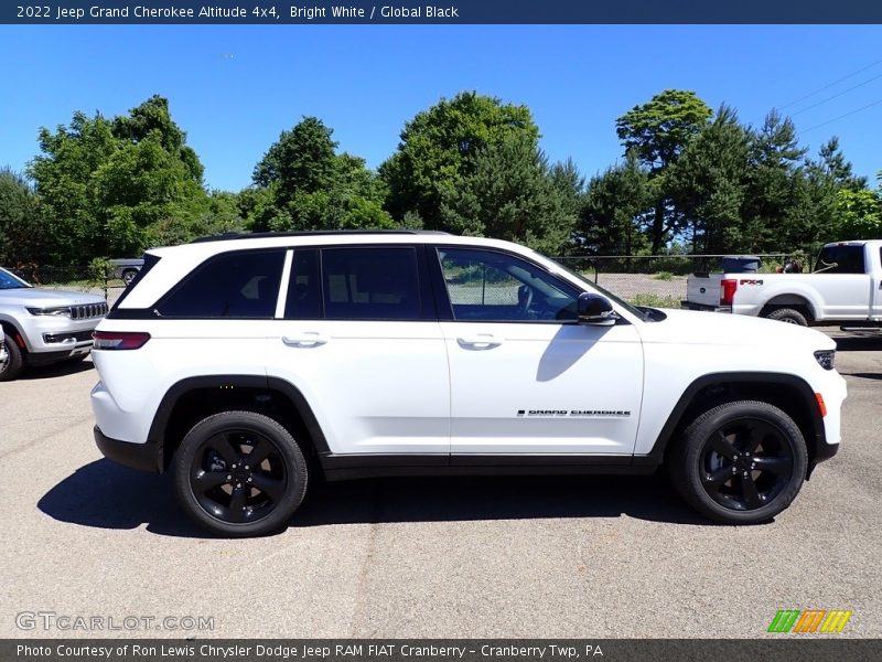 Bright White / Global Black 2022 Jeep Grand Cherokee Altitude 4x4