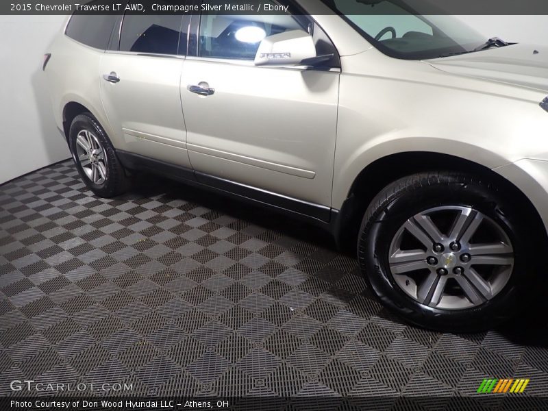 Champagne Silver Metallic / Ebony 2015 Chevrolet Traverse LT AWD