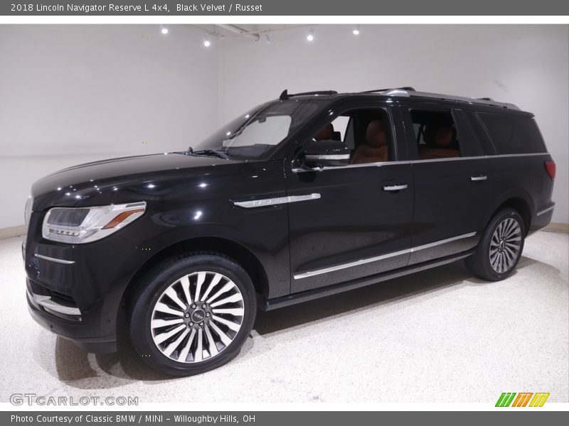Front 3/4 View of 2018 Navigator Reserve L 4x4