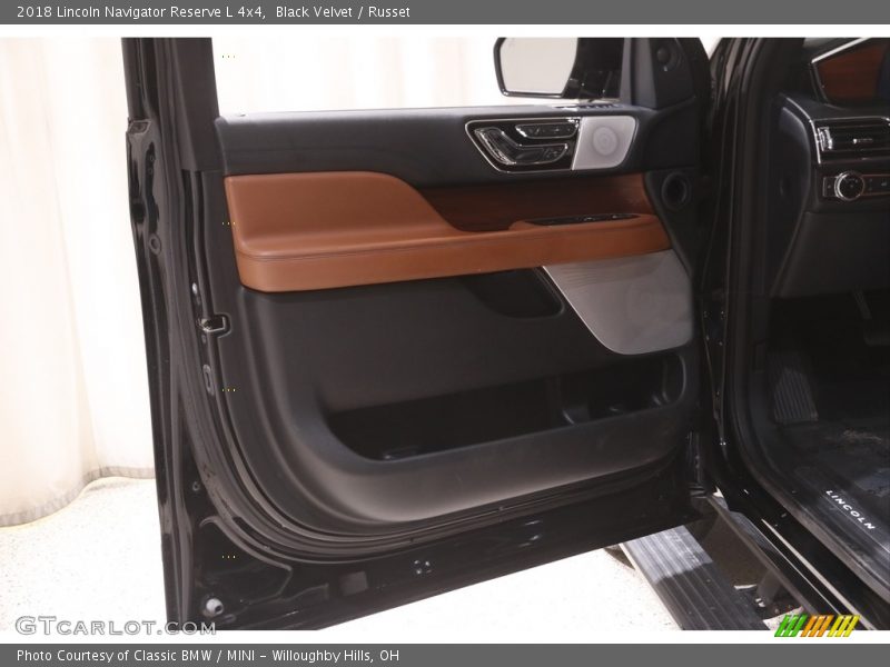 Door Panel of 2018 Navigator Reserve L 4x4