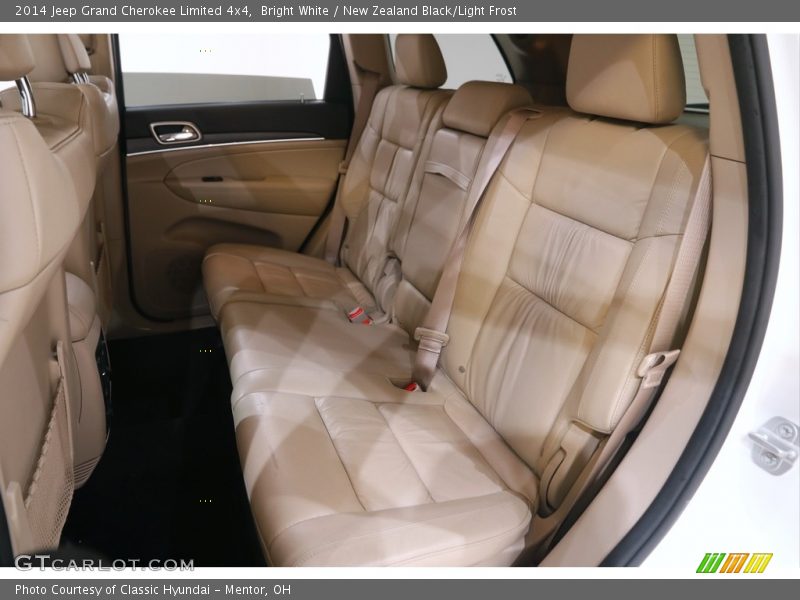 Bright White / New Zealand Black/Light Frost 2014 Jeep Grand Cherokee Limited 4x4