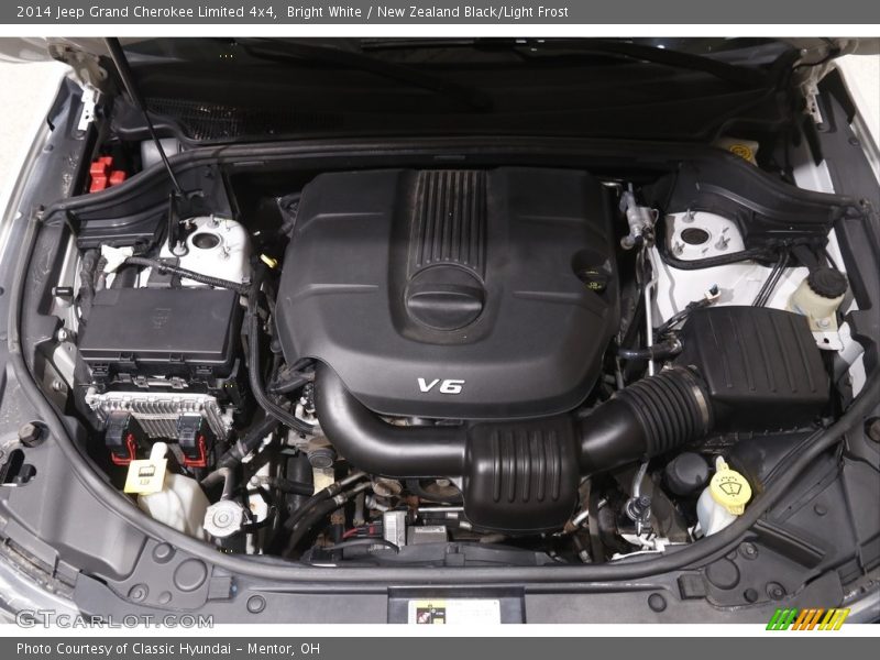 Bright White / New Zealand Black/Light Frost 2014 Jeep Grand Cherokee Limited 4x4